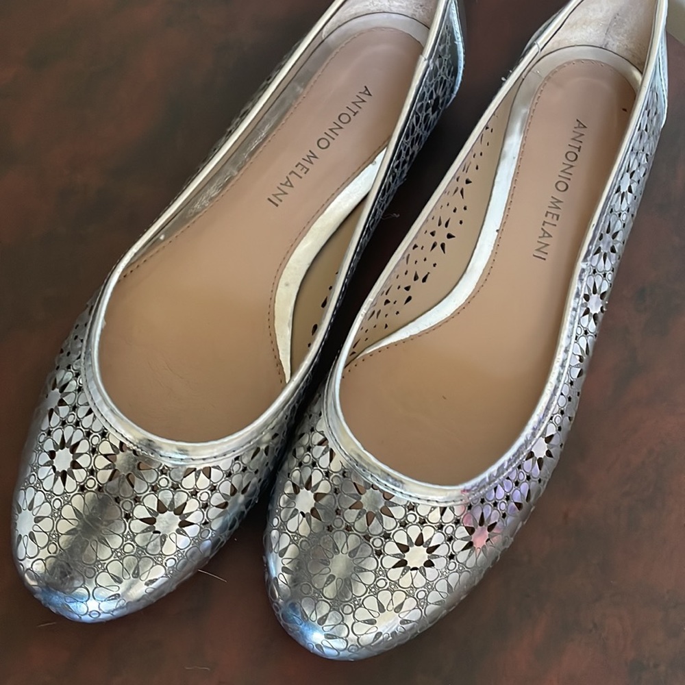 `Antonio Melani Silver Flats Sz 7 1/2
